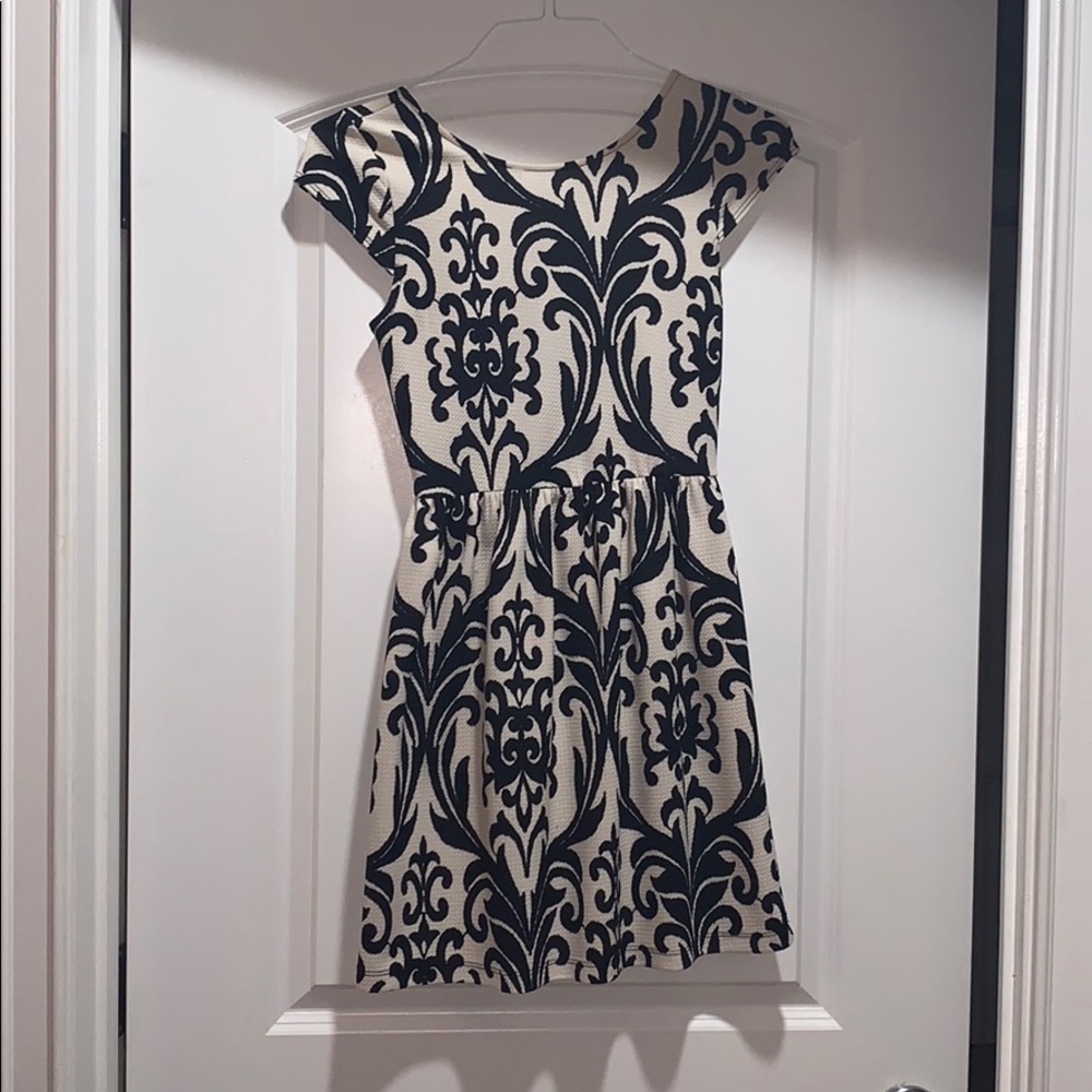 Black/white dress